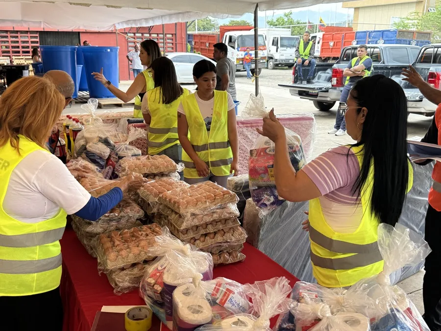 Valencia reparte ayuda humanitaria a familias de La Guaira y Caracas