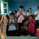 India restringe la venta de jarabes para la tos en aldeas tras la muerte de 20 niños