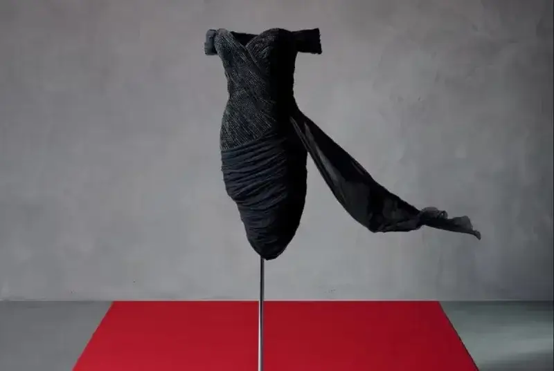 Subastan en Nueva York el icónico vestido de la venganza de Lady Di