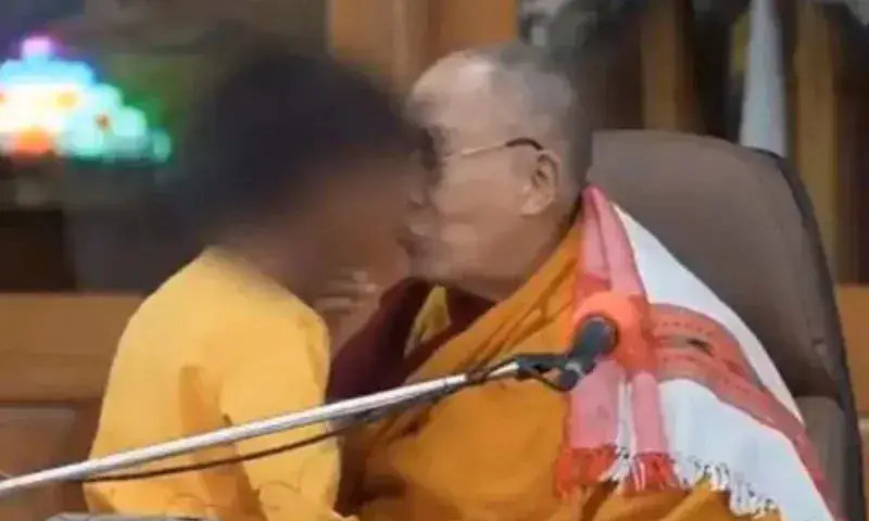 Dalai Lama causa polémica por vídeo besando a un niño en la boca