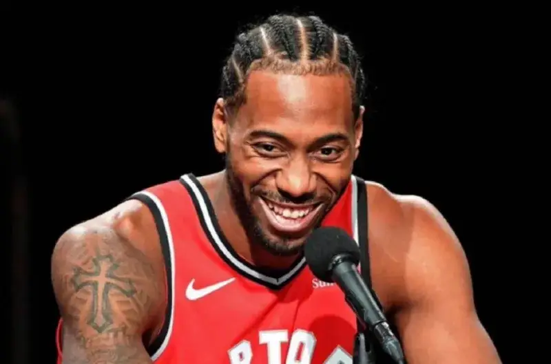 Kawhi Leonard vuelve a los Raptors con extensión millonaria
