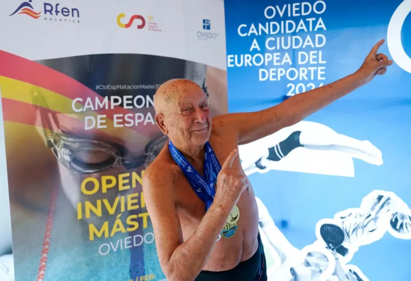 Paco Domínguez, el nadador que siguió activo a los 98 años y recibió un homenaje por su trayectoria