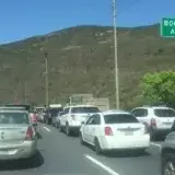 Crane overturns block Caracas‑La Guaira, traffic halted