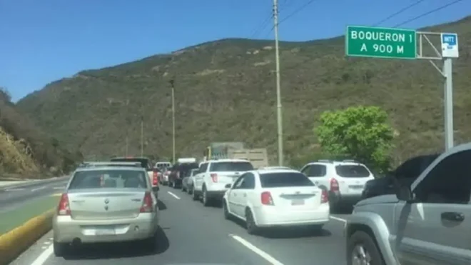 Crane overturns block Caracas‑La Guaira, traffic halted