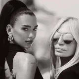 Dua Lipa y Donatella Versace diseñan juntas una colección para el verano