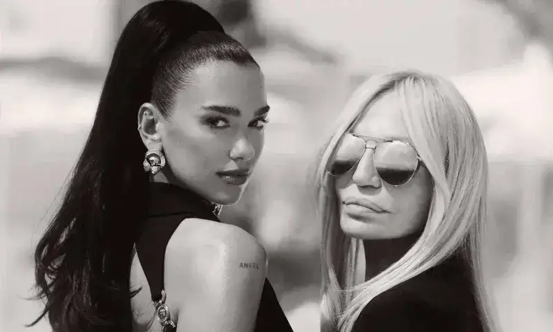 Dua Lipa y Donatella Versace diseñan juntas una colección para el verano