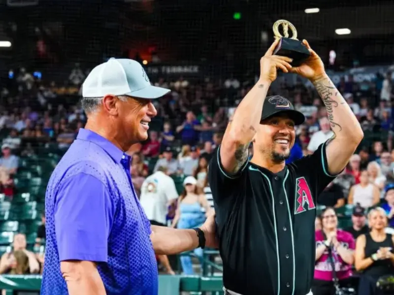 Ildemaro Vargas recibe el premio Luis González de Arizona