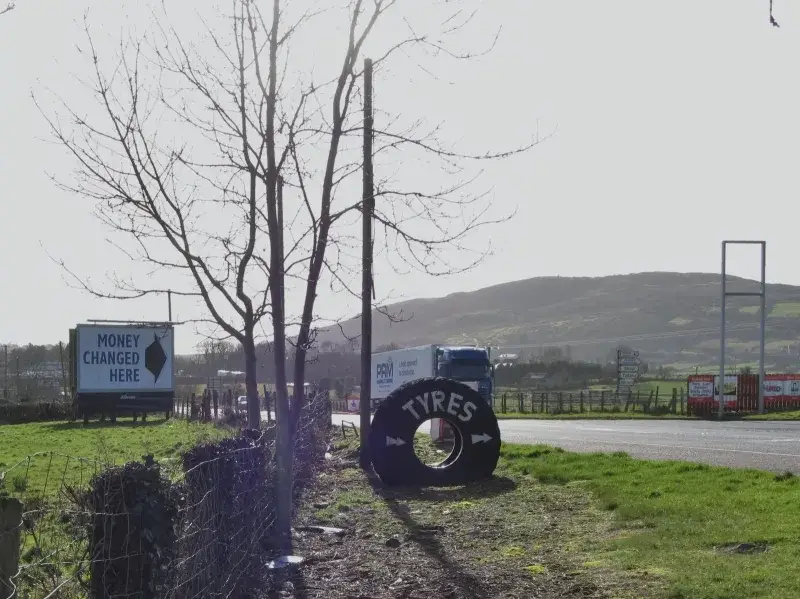 File:"Money Changed Here" - Currency Exchange at the border - geograph.org.uk - 4372114.jpg