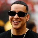 Daddy Yankee firma para ser productor de serie "Neon" de Netflix