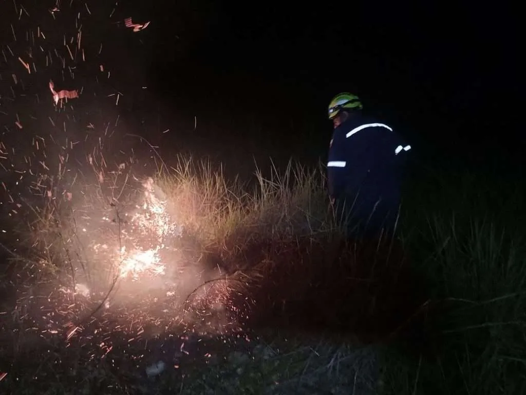 Bomberos controlan incendios forestales y de desechos en varios municipios de Trujillo