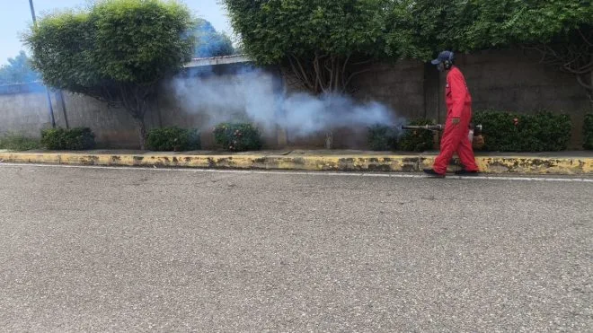 Protección Civil Cabimas despliega fumigación en centros de salud