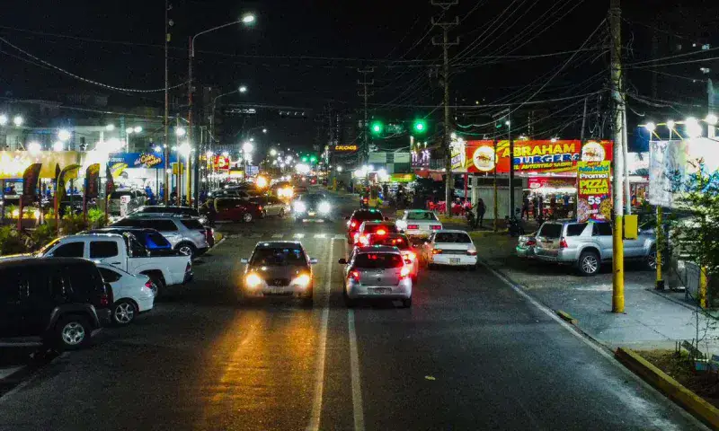 Alcaldía entrega semaforizada y señalizada calle Cecilio Acosta