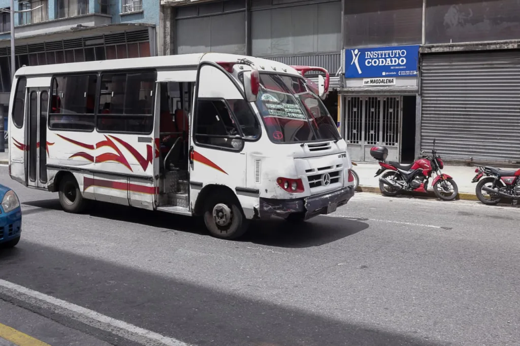 Caracas intenta volver a la normalidad entre réplicas, carpas y búsquedas