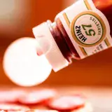
				Heinz quiere encontrar y regalarle un barco al hombre que estuvo náufrago por 24 días sin más comida que salsa de tomate			
