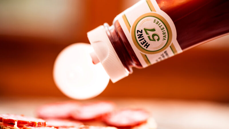 
				Heinz quiere encontrar y regalarle un barco al hombre que estuvo náufrago por 24 días sin más comida que salsa de tomate			
