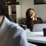 Señales de que tu jefe o tus compañeros te hacen ghosting en el trabajo