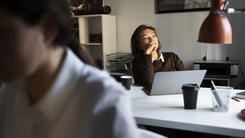 Señales de que tu jefe o tus compañeros te hacen ghosting en el trabajo