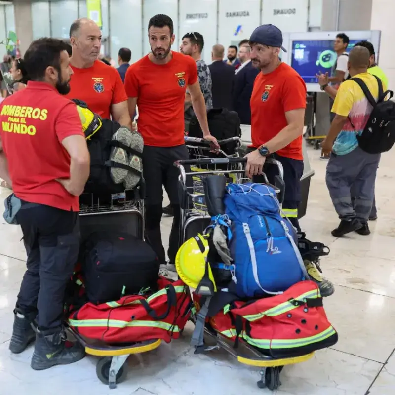 Siete bomberos españoles regresan a Madrid tras cinco días de labor en Venezuela