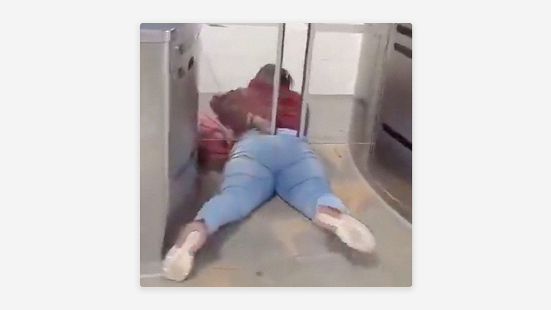 VIDEO: Mujer intenta colarse sin pagar en el Transmilenio de Bogotá y termina atascada