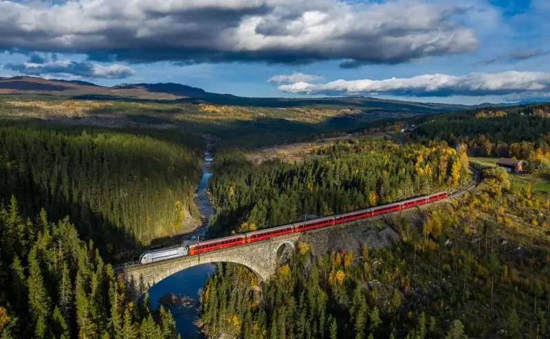 File:SJ Norge El 18 with Regiontog on Orkla bridge.jpg