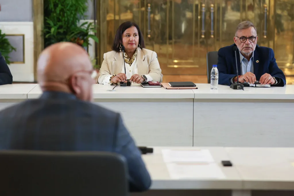 Estudiantes y delegación opositora debaten ruta de cambio