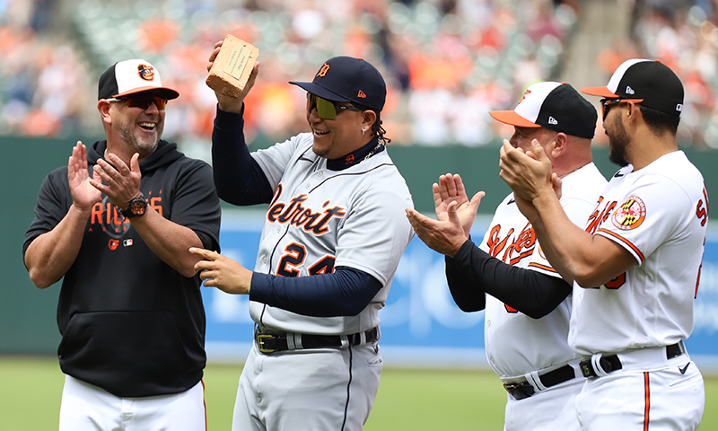 Miguel Cabrera recibe homenaje de los Orioles de Baltimore