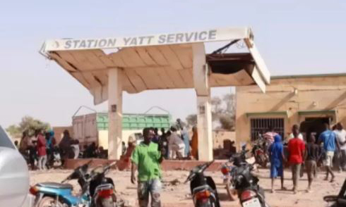 Diez civiles y 28 terroristas muertos en ataque suicida en aeropuerto de Mali