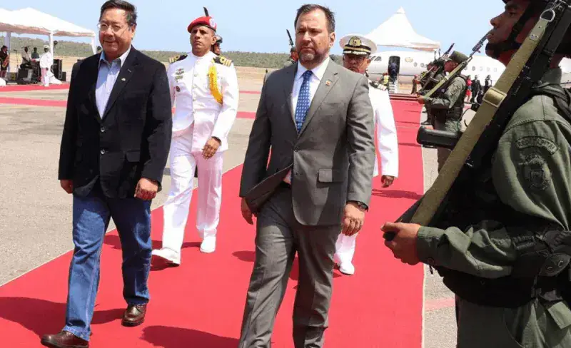 Luis Arce llega al país para firma de acuerdos con Nicolás Maduro