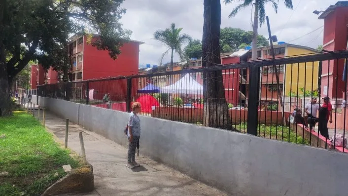 16 familias de Catia temen volver a un bloque agrietado