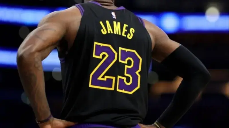 LeBron James avisa que su próximo paso se conocerá pronto