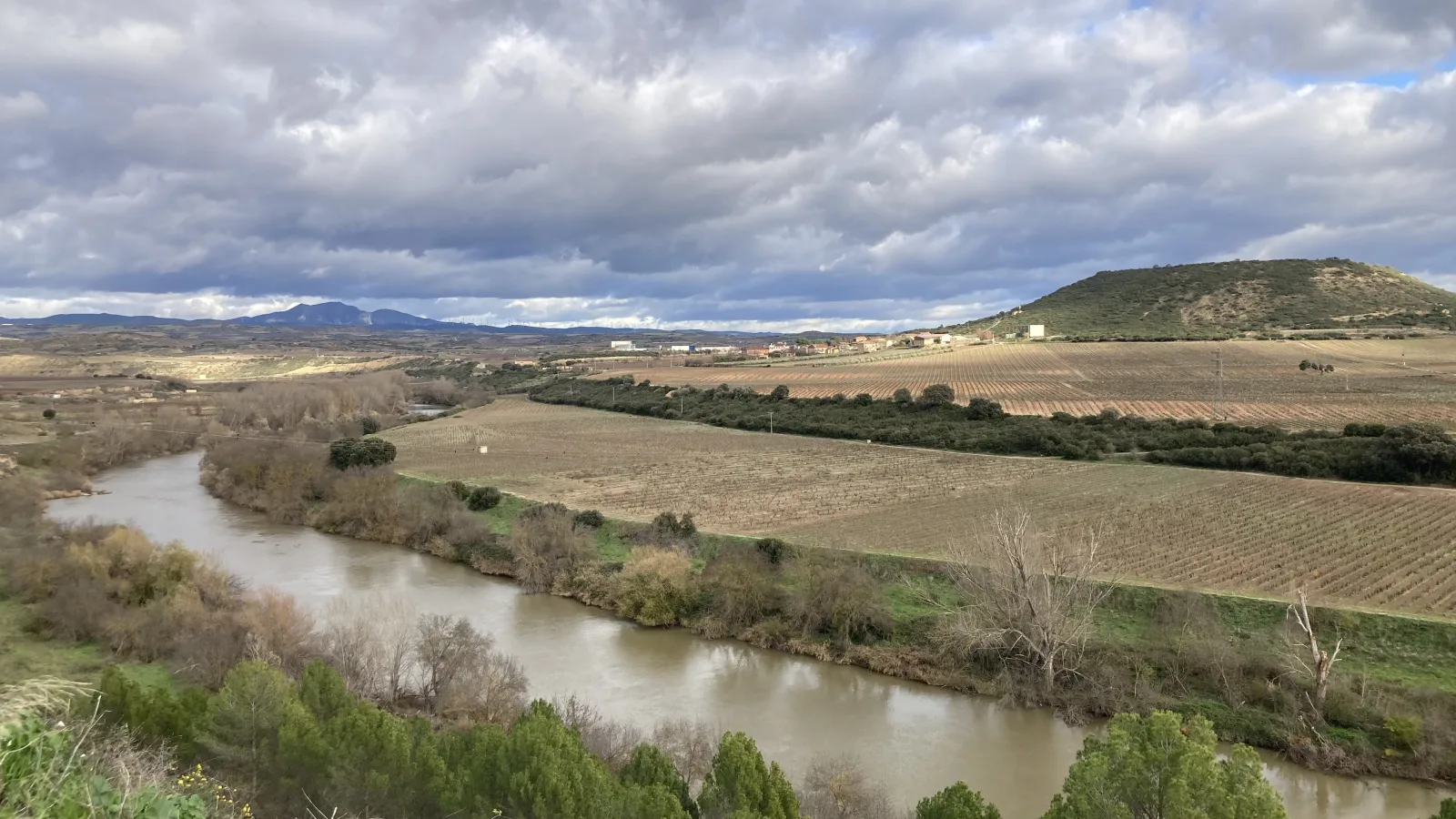 File:El Río Ebro a su paso por El Cortijo, La Rioja.jpg