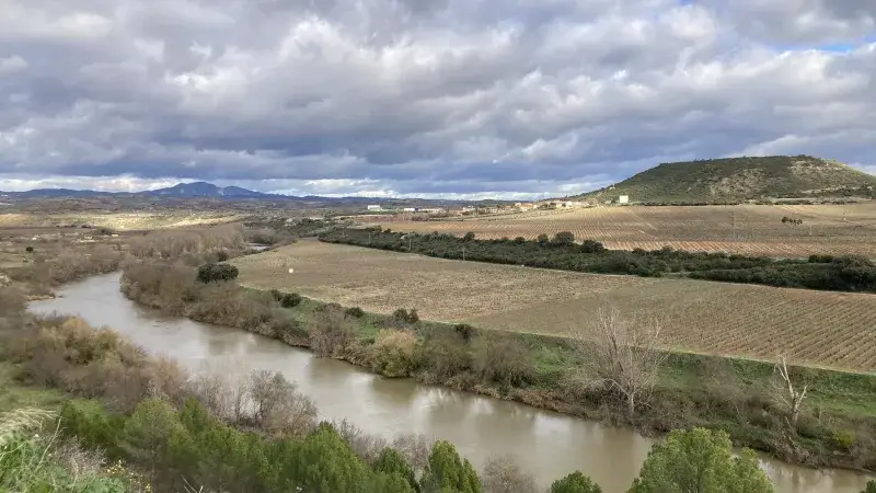 File:El Río Ebro a su paso por El Cortijo, La Rioja.jpg