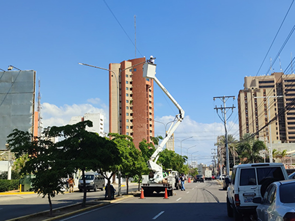 Corpoelec instala 230 luminarias en la avenida Dr. Portillo