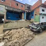 Vecinos de Carayaca limpian escombros ante falta de ayuda