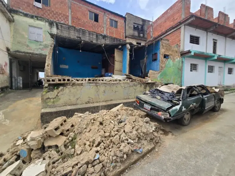 Vecinos de Carayaca limpian escombros ante falta de ayuda