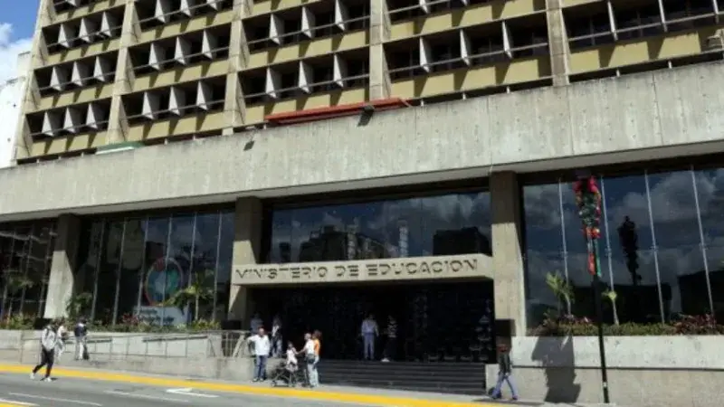 Ministerio de Educación suspende clases en todo el país tras los sismos