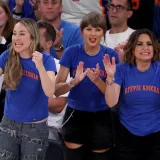 Taylor Swift, Adam Sandler y otras figuras del espectáculo siguieron el cuarto juego de la final de la NBA en el Madison Square Garden