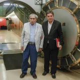 Rafael Cadenas lega al Instituto Cervantes su primera máquina de escribir