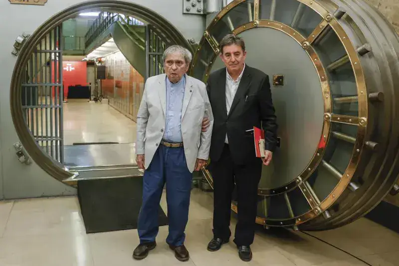 Rafael Cadenas lega al Instituto Cervantes su primera máquina de escribir
