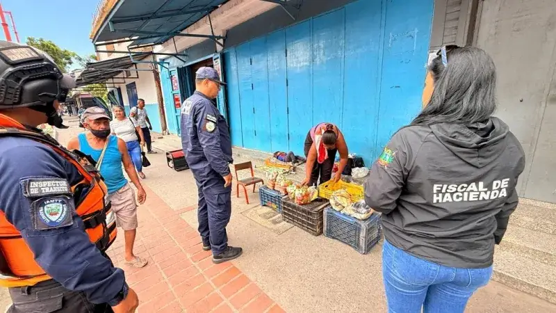 Valencia mantiene operativo para despejar aceras y espacios públicos