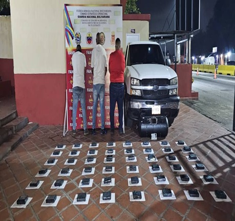 Detuvieron a tres que transportaban 48 panelas de cocaína