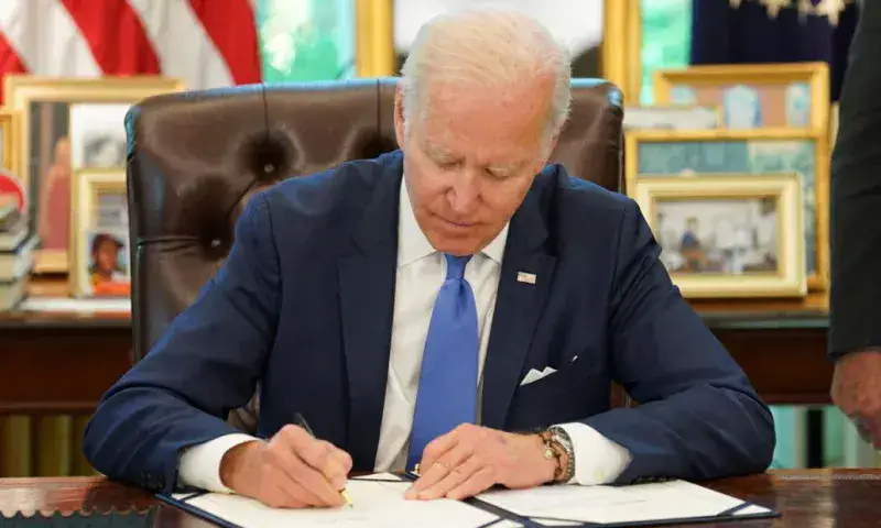 Biden firma ley para dar fin a emergencia sanitaria por la pandemia