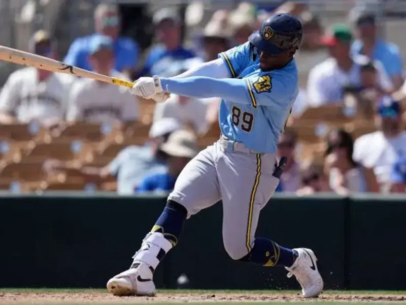 Luis Lara sube a Grandes Ligas con Milwaukee