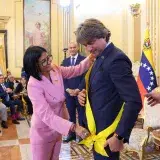 Delcy Rodríguez condecoró al coordinador de la ONU en Venezuela