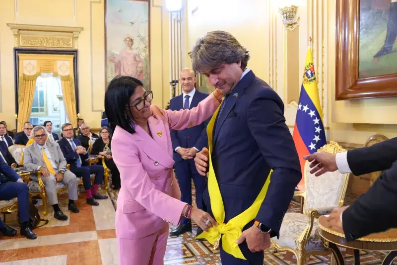 Delcy Rodríguez condecoró al coordinador de la ONU en Venezuela