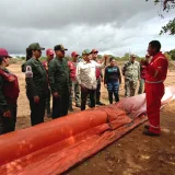 Protegen playas con barrera contenedora de petróleo en el Zulia 