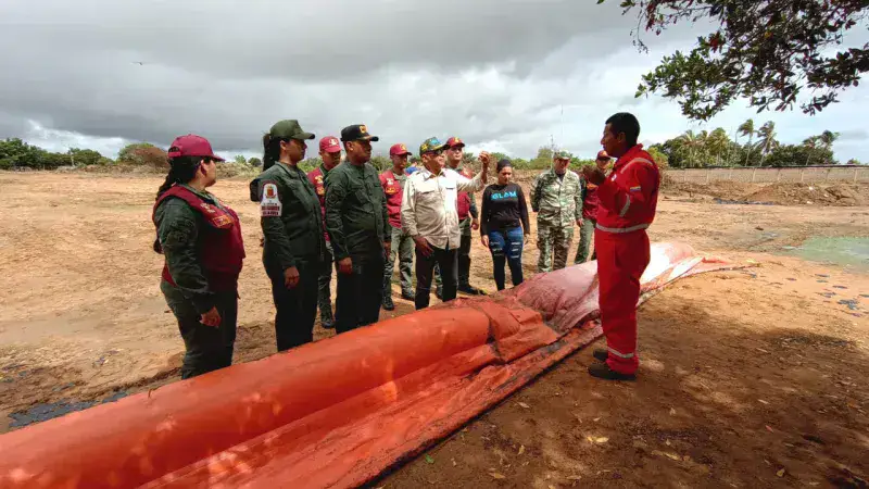 Protegen playas con barrera contenedora de petróleo en el Zulia 