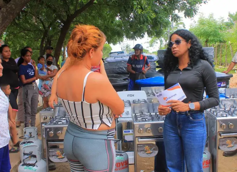 Emily Riera entrega 500 cocinas a familias afectadas por sismo