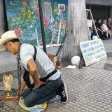 Rescatista mexicano lleva arte memorial a Caracas