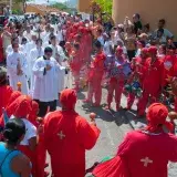 File:Sacerdotes llegan a la iglesia de Yare.jpg